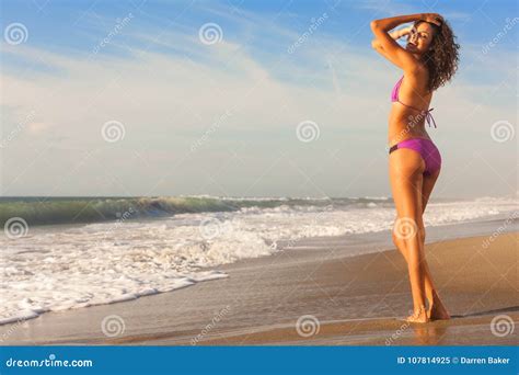 Bella Donna Del Bikini Alla Spiaggia Immagine Stock Immagine Di