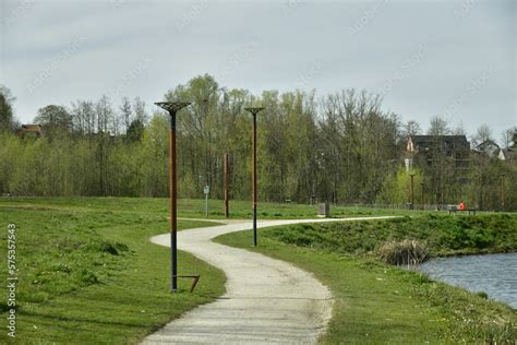 Chemin En Gravier Clair Longeant Bois Et Plans D Eau Au Parc Du Paradis