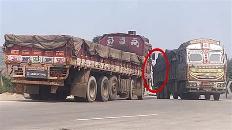 Heavy Load Lorry Trucks Narrowly Missed Accident It Is Too Dangers