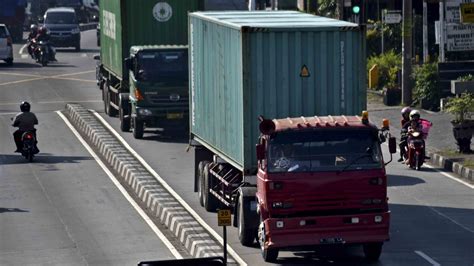 Foto Kendaraan Angkutan Berat Dilarang Lewat Tol Dalam Kota Saat KTT ASEAN