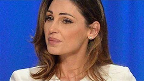 Anna Tatangelo Conduce Scene Da Un Matrimonio L Attacco Di Una Fan Mi