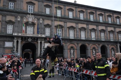 Epifania A Napoli In Piazza Plebiscito La Befana Dei Vigili Del Fuoco