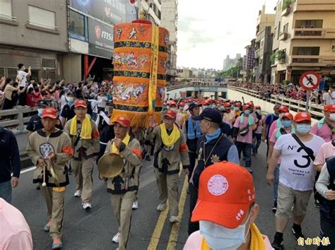 大甲媽遶境傳意外 鎮瀾宮董事與2員警遭鞭炮炸傷 自由電子報 Line Today