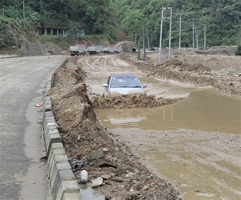 वर्षाका कारण मुग्लिनपोखरा सडक हिलाम्य र जलमग्न हुँदा सर्वसाधारणलाई