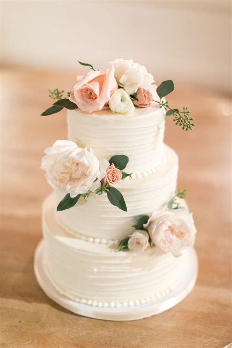 3 Tier Buttercreme Hochzeitstorte im Swirl Design mit Frischen Blüten