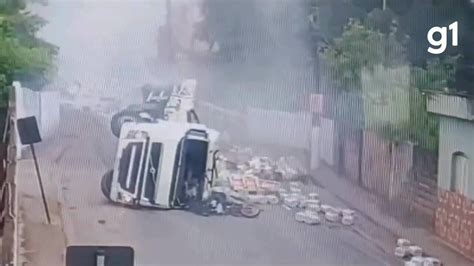 Vídeo Vídeo mostra carreta arrastando postes caminhão carro e moto