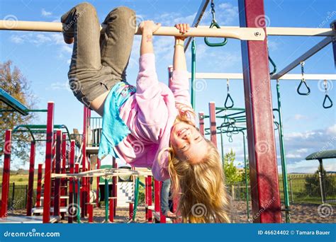 Fille Heureuse Sur La Cour De Jeu Photo Stock Image Du Enfant