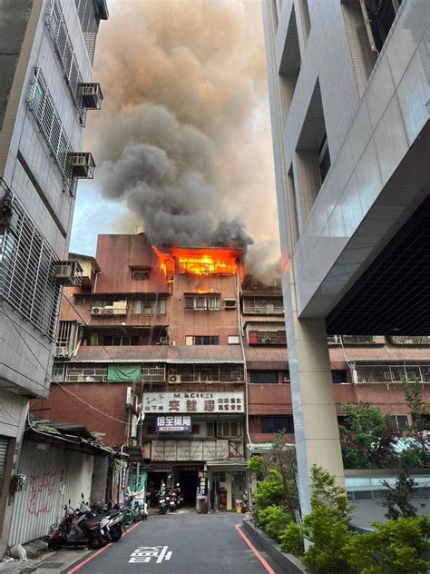 快訊台中公寓爆大火！6樓全面燃燒 火舌黑煙竄出鐵窗 中天新聞網