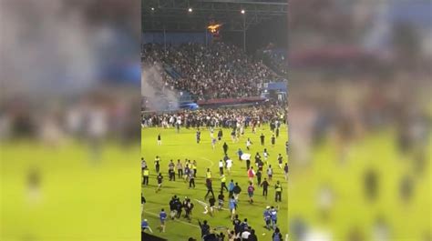 Indonesia una batalla campal tras un partido de fútbol dejó 127