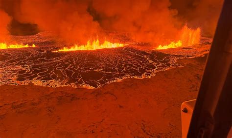 Imagens impressionantes Vulcão entra em erupção na Islândia e abre