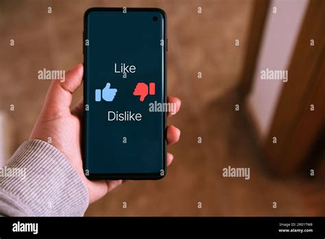 Mujer Usa Smartphone Con Símbolos De Like Y Dislike En La Pantalla