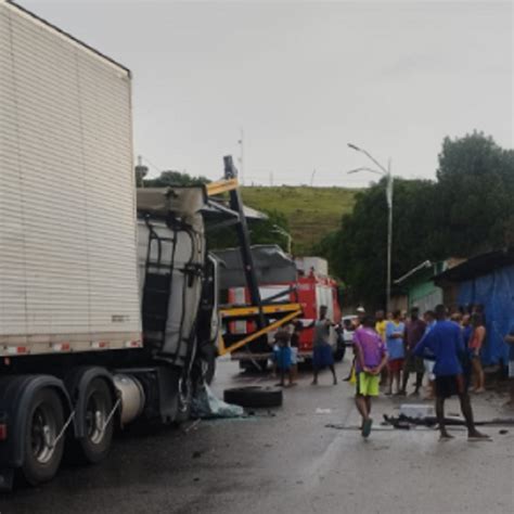 Acidente envolvendo ambulância e carretas é registrado em Laje