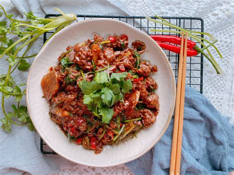 家常菜香菜炒牛肉，牛肉嫩滑的秘诀不是淀粉不是蛋清，多加一样它腾讯新闻