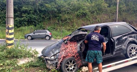 G1 Pai e filho ficam feridos após veículo capotar na Zona Leste de