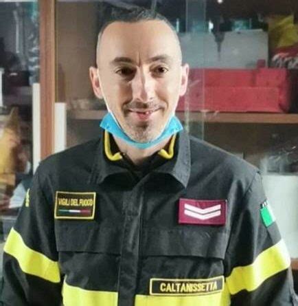 Tragedia Allinterno Della Caserma Vigile Del Fuoco Si Accascia Al