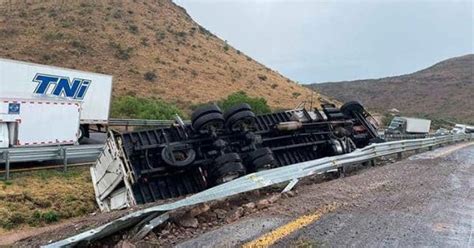 Tráiler se accidenta en la 57 por piso mojado