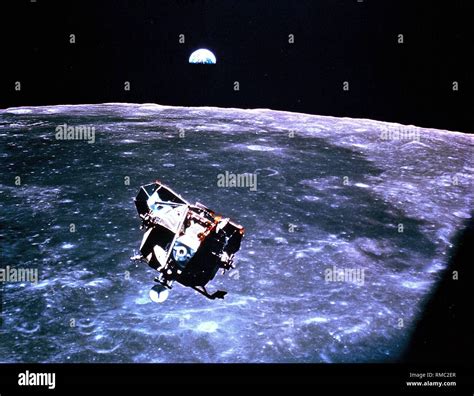 Il Modulo Lunare Eagle Al Di Sopra Della Luna Poco Prima Di Docking