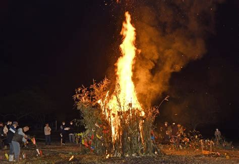 炎に無病息災を祈る 東洋町で「さぎっちょさん」 高知新聞