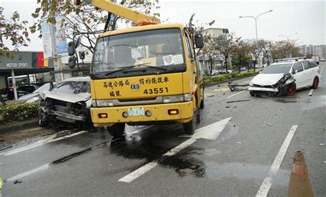 命大！台中2車對撞「車頭全爛扭曲變形」駕駛輕傷送醫 社會 中時