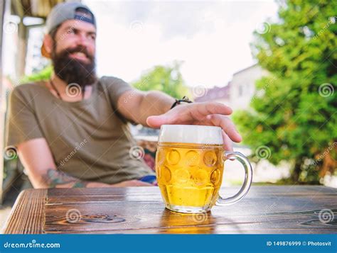 Tem O H Bito Mau De Beber Demasiada Cerveja Caneca De Cerveja