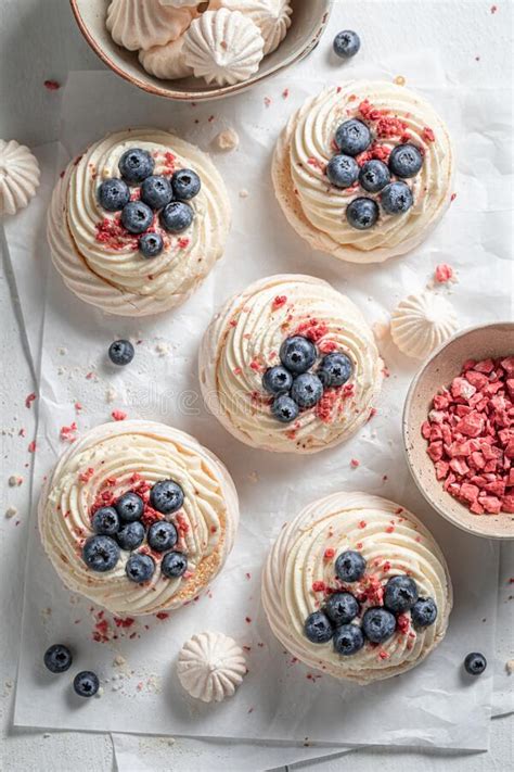 Pastelito Cremoso Con Merengue Y Bayas Congeladas Imagen De Archivo