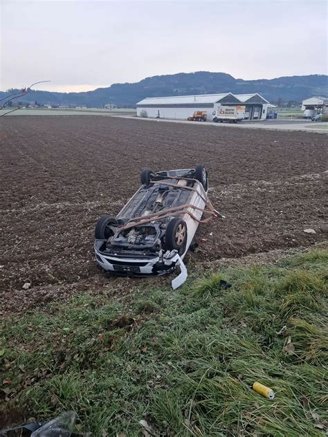 Florianis Im Einsatz Auto Landete Kopf Ber In Feld Minuten