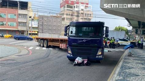 快訊／台中大貨車右轉電動自行車撞上捲車底 老婦當場死亡 社會 三立新聞網 Setn