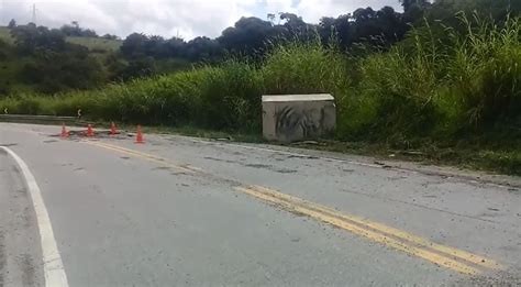 Queda De Pedra De 15 Toneladas Abre Buraco Em Asfalto Na BR 491 Em