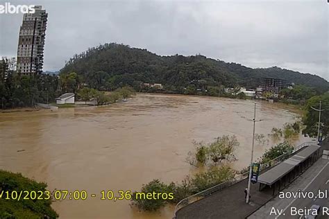 Rio Passando De M Blumenau Registra Maior Enchente Desde