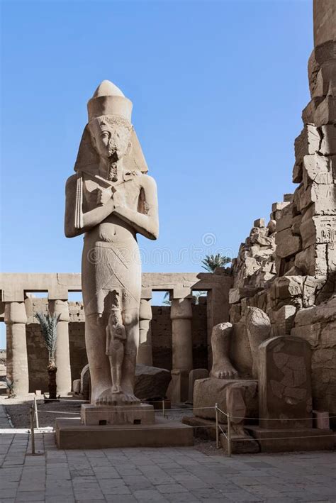 Estatua De Ramesses Ii En El Templo Karnak De Luxor Foto De Archivo