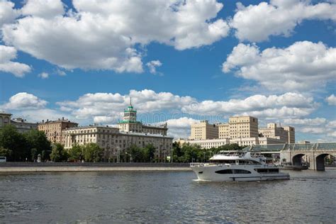 Widok Moskiewskiej Rzeki I Statku Turystycznego Moskwa Zdj Cie Stock