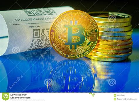 Monedas De Oro De Bitcoin Y Recibo De Papel Imagen De Archivo Imagen