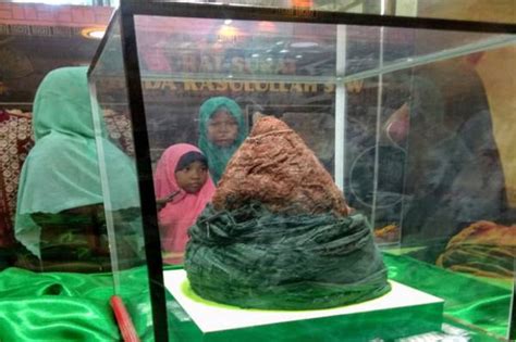 Pameran Artefak Nabi Muhammad Tampilkan Tapak Kaki Hingga Turban