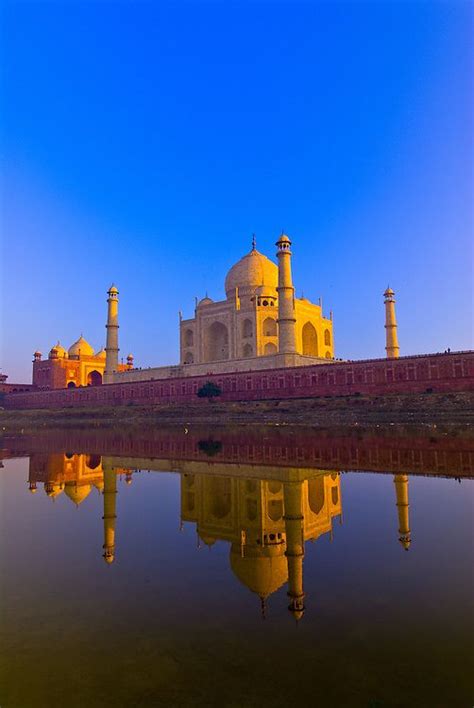 The taj mahal reflecting into the yamuna river in the foreground agra ...