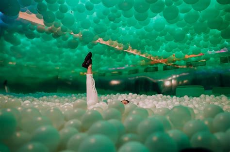 Shopping De Curitiba Faz Anos Piscina De Bolinhas Gigante