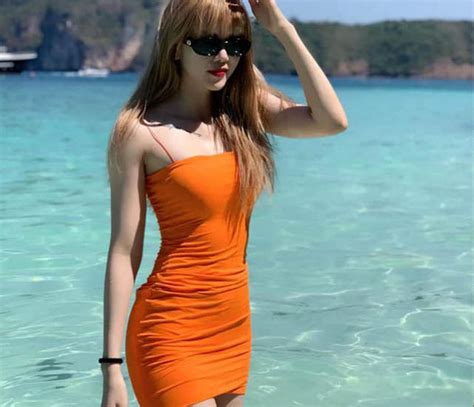 Ảnh Thiều Bảo Trâm sexy diện bikini mảnh hậu chia tay KUcasinoVn