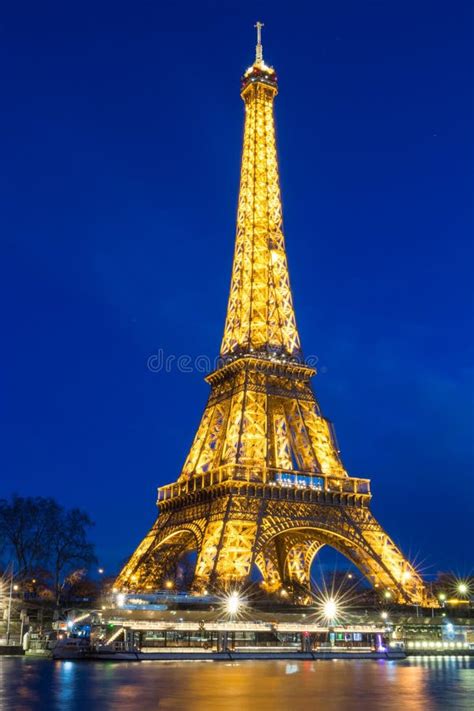 A Torre Eiffel Na Noite Em Paris A Torre Eiffel Iluminada O Lugar O