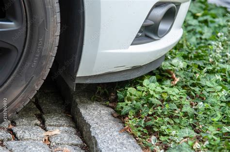 Auto PKW weiß kotflügel Stoßstange Spoiler mit Kratzer beule delle