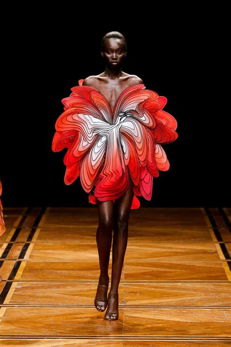 La collection Shift Souls de la créatrice Iris Van Herpen mêle mode