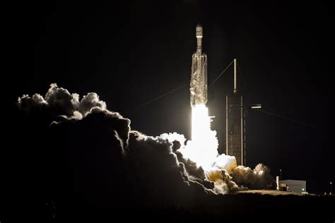 SpaceX Falcon Heavy lights up the sky in incredible launch photos | Space