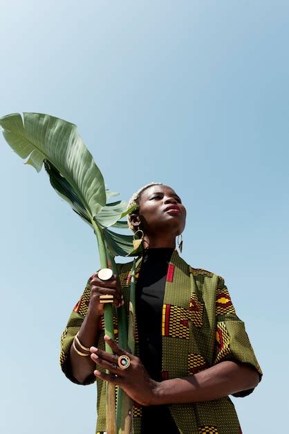 Retrato De Mulher Posando Em Trajes Tradicionais Africanos Ao Ar Livre