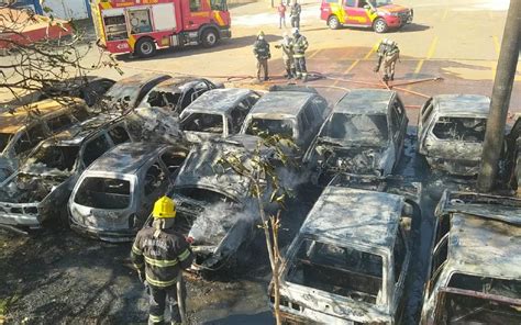 Mais conhecido como cemitério de carros antigo depósito de carros