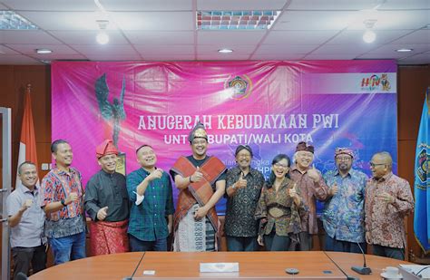 Bobby Nasution Terima Anugerah Kebudayaan PWI Pusat 2023