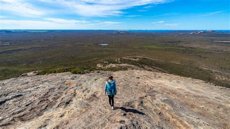 Premium Photo Brave Backpacker Girl Descends From Frenchman Peak In