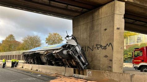 T Dlicher Lkw Unfall Auf A Bei Wuppertal Tonner Geriet Ins Schlingern