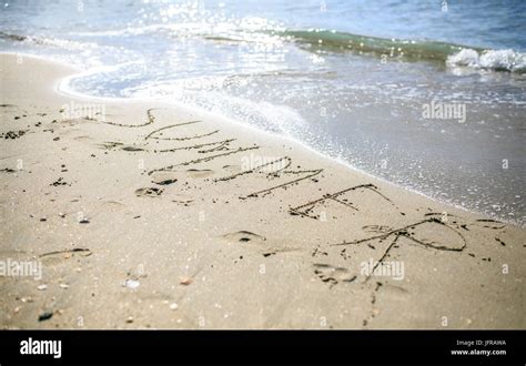 Freccia Disegnare Sulla Sabbia In Spiaggia Immagini E Fotografie Stock