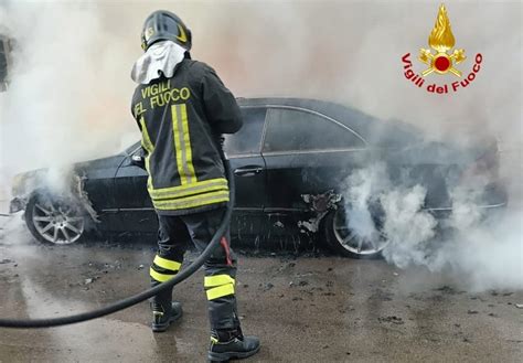 Auto In Fiamme Durante La Marcia Intervento Dei Vigili Del Fuoco A