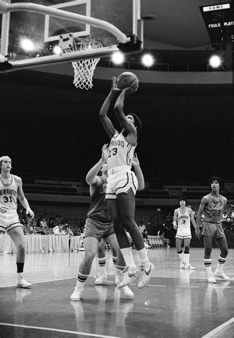 Barack Obama playing basketball in 1979 : imagesofthe1970s