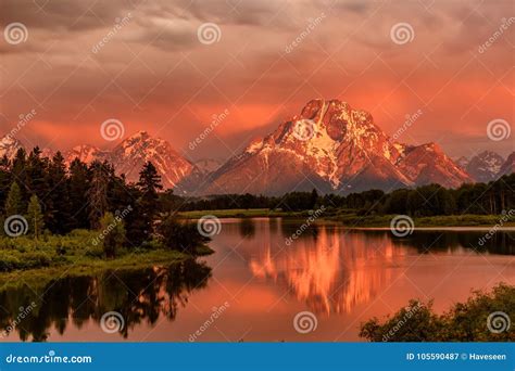 Montanhas No Parque Nacional Grande De Teton No Nascer Do Sol Curvatura