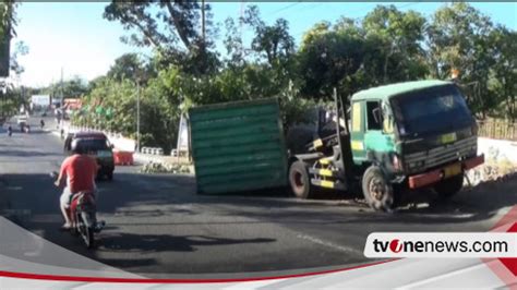 As Roda Patah Truk Kontainer Muatan Kulit Terguling Di Jalan Tanjakan